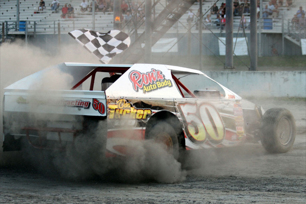WISSOTA Midwest Modifieds – Paull, Visser and Caul win thrilling features