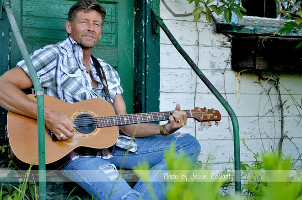 Thunder Bay’s own Country Artist Scott Skirving