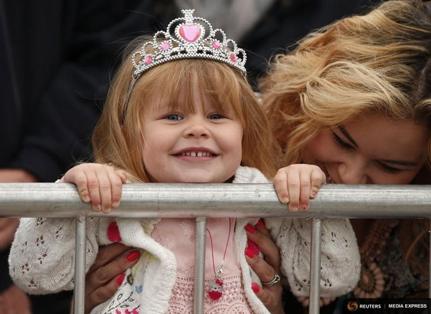 Lyra Crew aged two waits for Britain's Queen Elizabeth and Prince Philip to arrive at Tweedbank Station in Scotland, Britain September 9, 2015. REUTERS/Phil Noble