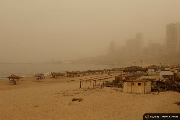 A general view shows the public beach on Ramlet al Bayda seaside during a sandstorm in Beirut, Lebanon September 8, 2015. A heavy sandstorm swept across parts of the Middle East on Tuesday, hospitalising scores of people in Lebanon and disrupting air strikes and fighting in neighbouring Syria. Clouds of dust also engulfed Israel, Jordan and Cyprus where aircraft were diverted to Paphos from Larnaca airport as visibility fell to 500 metres. REUTERS/Mohamed Azakir