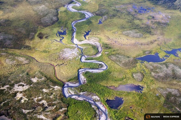 CORRECTS DATE - A river runs through a valley near Moose Pond, Northwest Territories August 21, 2012. Canada's Prime Minister Stephen Harper announced the establishment of the Naats'ihch'oh National Park Reserve on Wednesday. Photo taken August 21, 2012.   REUTERS/Adrian Wyld/POOL  (CANADA - Tags: POLITICS ENVIRONMENT) - RTR371FQ