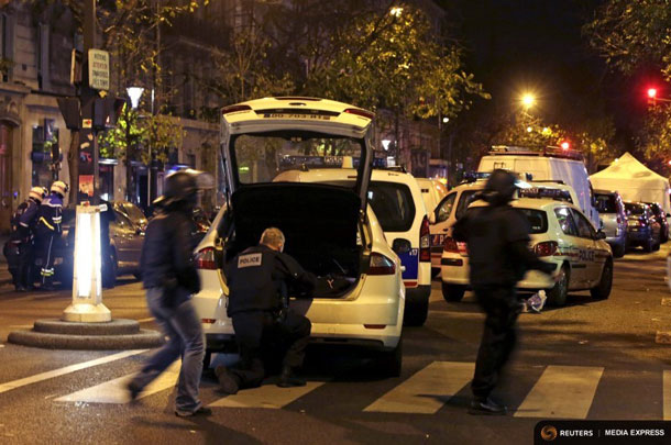French police secure the area near the Bataclan concert hall following fatal shootings in Paris, France, November 13, 2015.  REUTERS/Philippe Wojazer