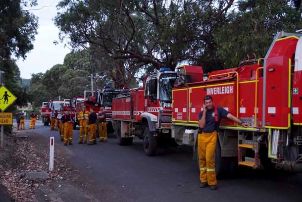 Emergency crews are pictured as bushfires burn at Wye River near Lorne, south of Melbourne, December 25, 2015.      REUTERS/Keith Pakenham/AAP
