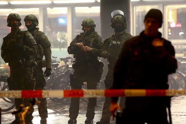 German police secure the main train station in Munich January 1, 2016. REUTERS/Michael Dalder