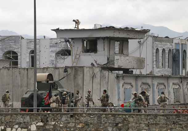 Afghan security forces inspect the site of suicide car bomb attack on a government security building in Kabul, Afghanistan April 19, 2016. REUTERS/Mohammad Ismail