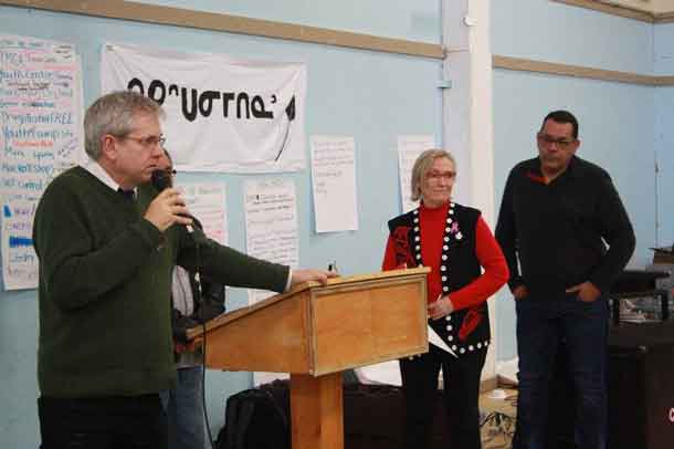 Charlie Angus MP and Minister Carolyn Bennett in Attawapiskat at public meeting - photo Rosiewoman Cree