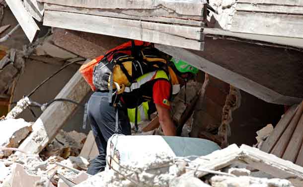 A rescuer works following an earthquake in Amatrice, central Italy August 24, 2016. REUTERS/Ciro De Luca
