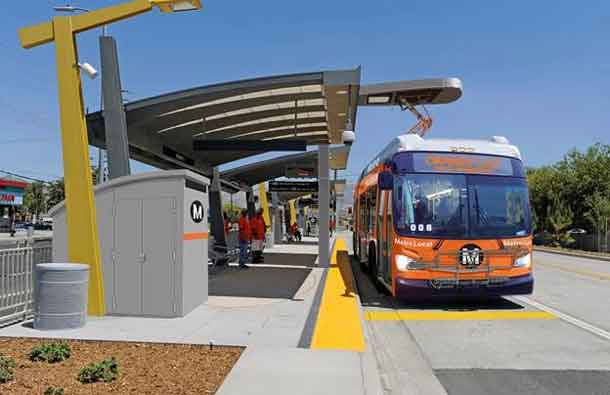 Rendering of the Proposed Overhead Charging System for the Los Angeles County Metropolitan Transit Authority LA Metro Orange Line Electric Bus Program (New Flyer&apos;s Xcelsior® XE60 Articulated Electric Bus shown with a Siemens Overhead Rapid Charger). (CNW Group/New Flyer Industries Inc.)