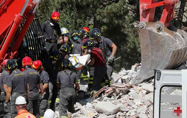 A body is carried away by rescuers following an earthquake in Amatrice, central Italy, August 25, 2016. REUTERS/Ciro De Luca