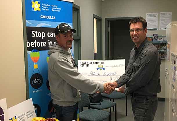 Patrick Liscomb, $500 First Week Challenge Contest winner (left), and Jeff Werner, Senior Coordinator for Smokers’ Helpline (right), at the Thunder Bay District Health Unit in Geraldton