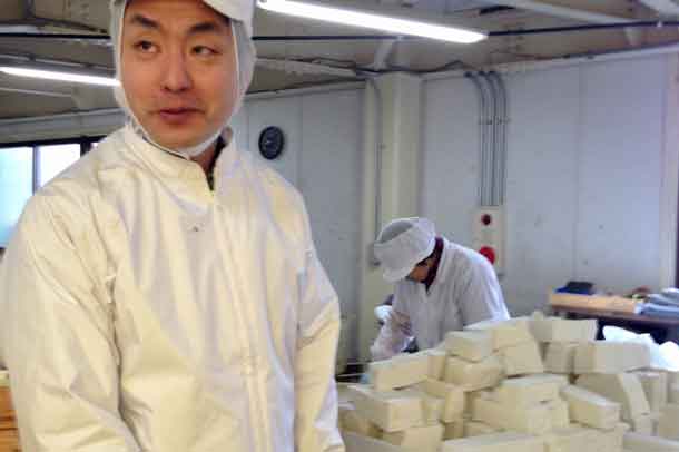 Mr. Kurokawa, the future 13th generation president of his family’s business, oversees the production of the most authentic and pure arrowroot starch made in Japan. Credit: Copyright 2016 Hiroko Shimbo