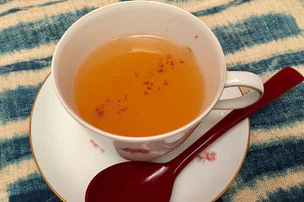Smooth and thick, apple kuzdzu-yu makes your soul and stomach happy, warm and soothed; a delightful and different chilly weather drink. Credit: Copyright 2016 Hiroko Shimbo