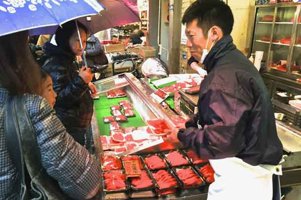 Vendor selling tuna fillets at the Tsukiji Fish Market in Tokyo. Credit: Copyright 2016 David A. Latt
