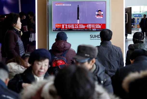 Passengers watch a TV screen broadcasting a news report on North Korea firing a ballistic missile into the sea off its east coast, at a railway station in Seoul, South Korea, February 12, 2017.  REUTERS/Kim Hong-Ji