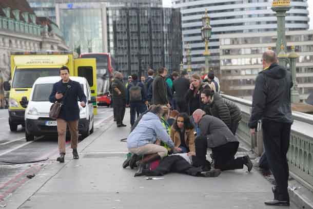 Injured people are assisted after an incident on Westminster Bridge in London, March 22, 2017.  REUTERS/Toby Melville