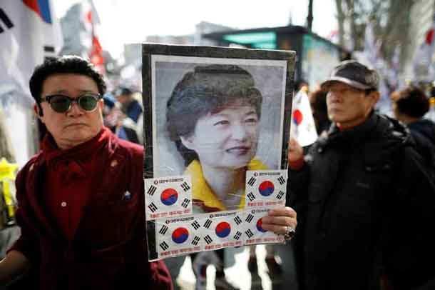 Supporters of South Korean President Park Geun-hye attend a protest before the Constitutional Court ruling on Park's impeachment near the Constitutional Court in Seoul, South Korea, March 10, 2017.  REUTERS/Kim Hong-Ji