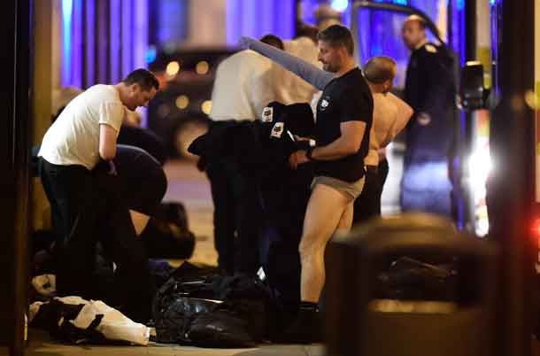 Police officers get changed as they attend to an incident on London Bridge in London, Britain, June 3, 2017. Reuters / Hannah McKay
