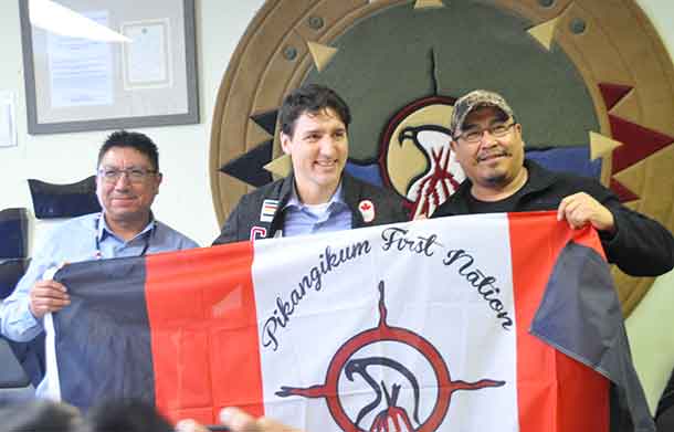Nishnawbe Aski Nation Grand Chief Alvin Fiddler with Prime Minister Trudeau and Pikangikum First Nation Chief Dean Owen