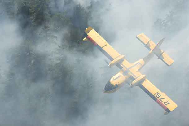 Waterbomber fighting wildfire near Temagami