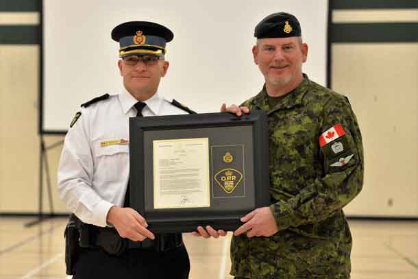 Ontario Provincial Police Superintendent Brent Anderson, left, presents an award to Lieutenant-Colonel Matthew Richardson. Credit Captain Karl Haupt, Canadian Rangers