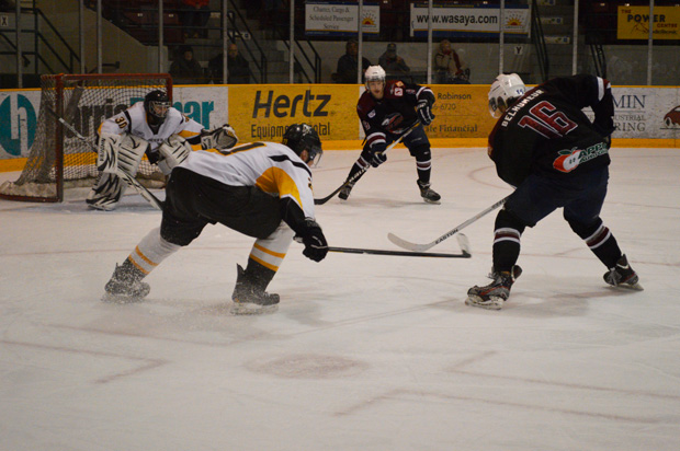 North Stars beat the Dryden Ice Dogs at the Fort William Gardens