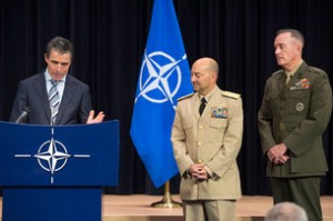 General Joseph Dunford (right) with Secretary General Rasmussen (left) and SACEUR Admiral Stavridis at NATO HQ (October 2012)