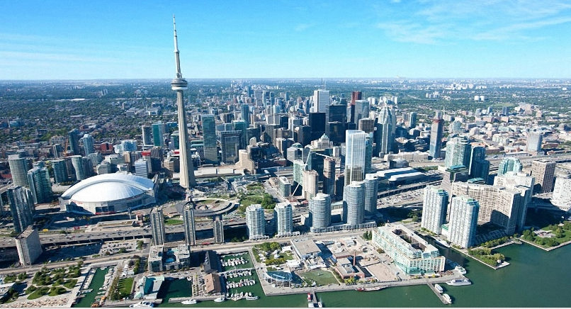 Toronto Real Estate, CN Tower & Air Canada Center