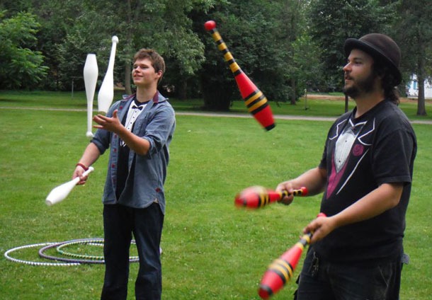 Eric the Juggler Teaching in Vickers Park in Thunder Bay