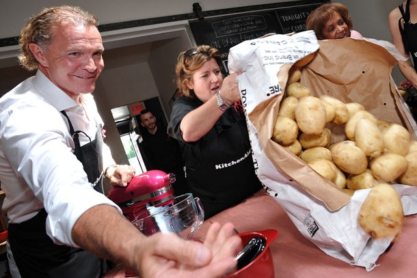 Celebrity chefs Lynn Crawford and Mark McEwan battled it out in an intense culinary skills competition at the launch event for the KitchenAid Cook for the Cure Culinary Showdown in support of the Canadian Breast Cancer Foundation. 