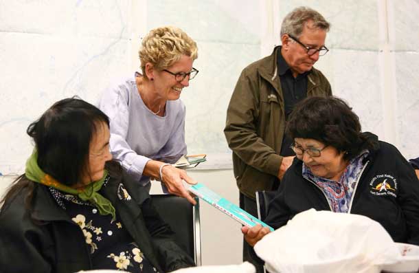 Premier Wynne in Fort Severn meeting with Elders.