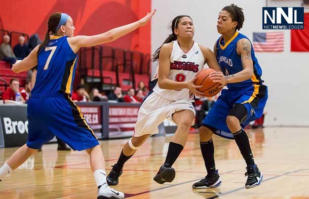 Lakehead Thunderwolves and Brock Badgers in women's basketball action (Photo Credit Brock Athletics)
