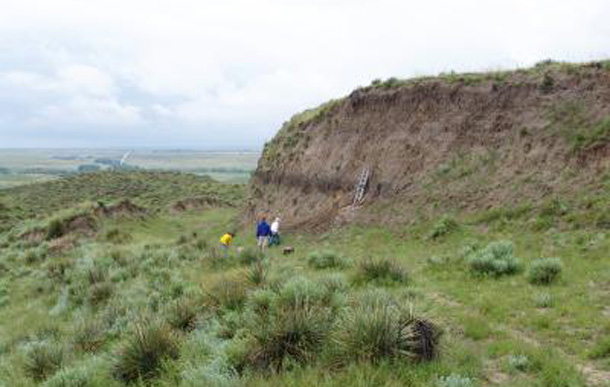 An eroding bluff on the US Great Plains reveals a buried, carbon-rich layer of fossil soil. A team of researchers led by UW-Madison Assistant Professor of geography Erika Marin-Spiotta has found that buried fossil soils contain significant amounts of carbon and could contribute to climate change as the carbon is released through human activities such as mining, agriculutre and deforestation. Credit: Jospeh Mason