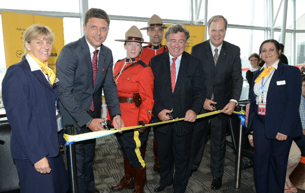 Lufthansa crew members and Royal Canadian Mounted Police join Juergen Siebenrock, Vice President The Americas, Lufthansa (second from the left) James Cherry, President & CEO, Montreal Airport (middle) and Hans DeHaan, Director Canada Lufthansa Group (second from the right) at the inaugural Montreal-Frankfurt route launch and ribbon cutting ceremony at Montreal Airport