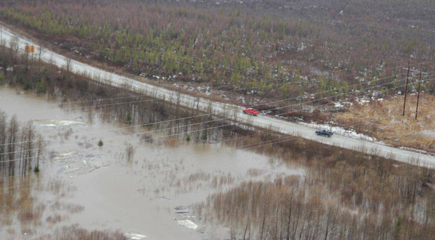 Roadway flooding in Kashechewan