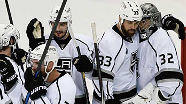 LA Kings players congratulate #32 Quick after a shutout win in Game 3 in the Stanley Cup Final - Image NHL.com