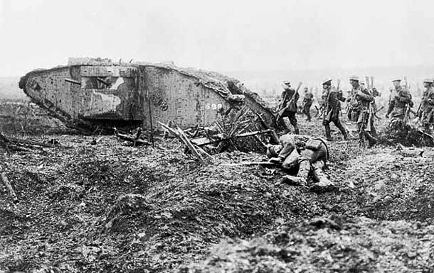 Canadian soldiers advancing at Vimy in 1917 - Photo Wikipedia