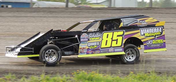 #85 Jamie Davis claimed another feature win at the Emo Speedway in the WISSOTA Modifieds after beating out Steve Nordin in the early laps of the feature event