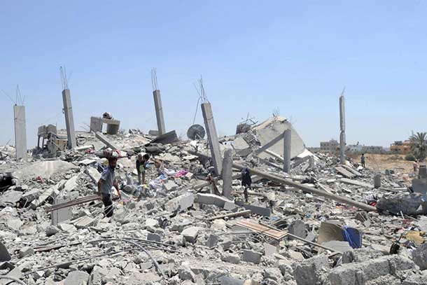 Palestinians search the rubble of destroyed homes in Khuzaa, east of Khan Younis, Gaza Strip. Photo: UNRWA Archives/Shareef Sarhan