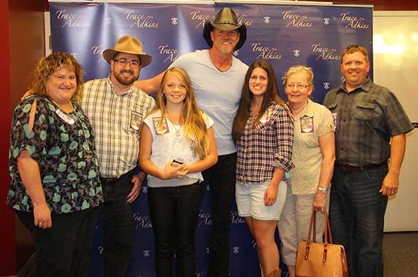 Trace Adkins at Meet and Greet with Red Cross Thunder Bay helpers and volunteers