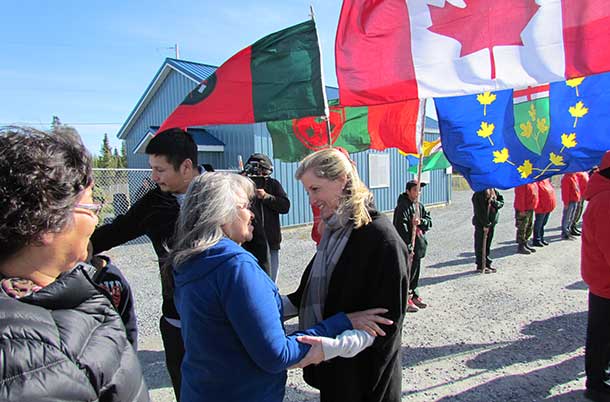 Cecilia Begg, a member of the Kitchenuhmaykoosib band council, greets the Countess on her arrival in the he First Nation