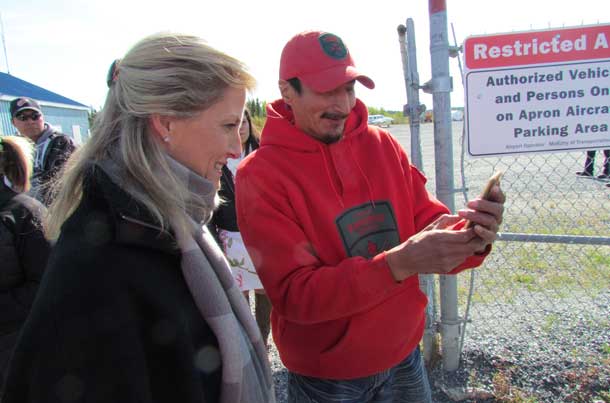 The Countess poses with Master Corporal Ralph Hudson, a Canadian Ranger, for a "selfie" on his cell phone