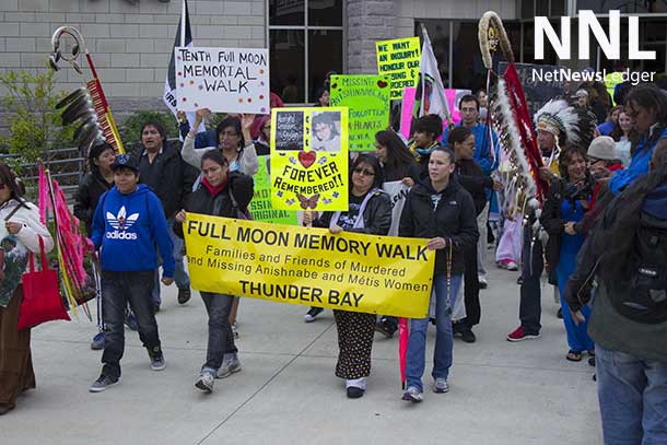 Full Moon Memory Walk 2014 Gets going outside Thunder Bay City Hall