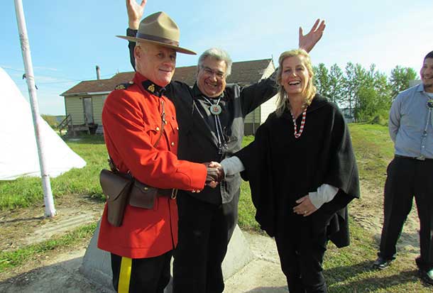 The countess with Constable Joe Harding of the Royal Canadian Mounted Police and Chief Donny Morris