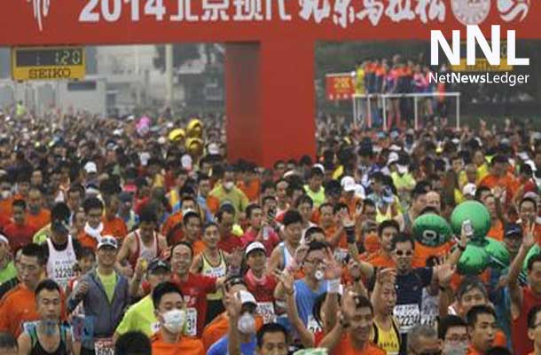 Beijing International Marathon runners with masks and sponges to combat smog