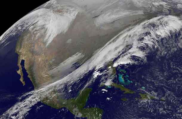 This NOAA's GOES satellite infrared image taken on Nov. 25 at 11:45 UTC (6:45 a.m. EST) shows two main weather systems over the US. - Image NOAA / NASA
