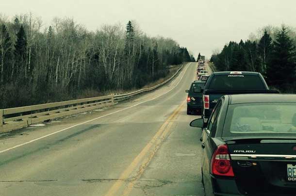 Traffic along the roadway to and from Fort William First Nation and Chippewa Park - Photo by Damien Lee