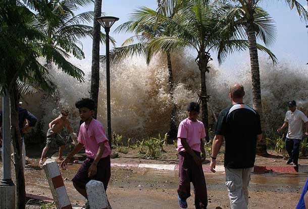 A photograph of the 2004 tsunami in Ao Nang, Krabi Province, Thailand. David Rydevik (email: david.rydevik@gmail.com), Stockholm, Sweden. - Originally at Bild:Davidsvågfoto.JPG.