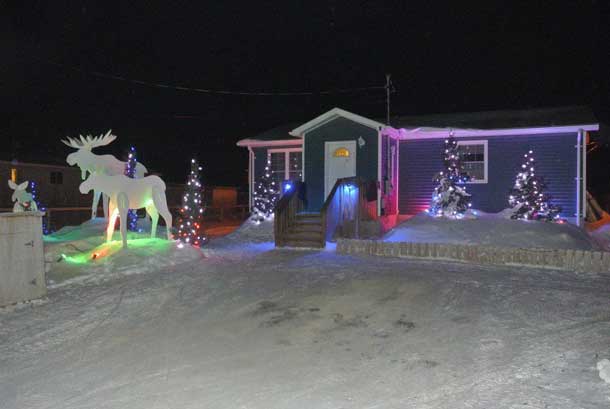 A beautifully decorated home celebrating the Christmas season in Attawapiskat - Photo by Rosiewoman Cree
