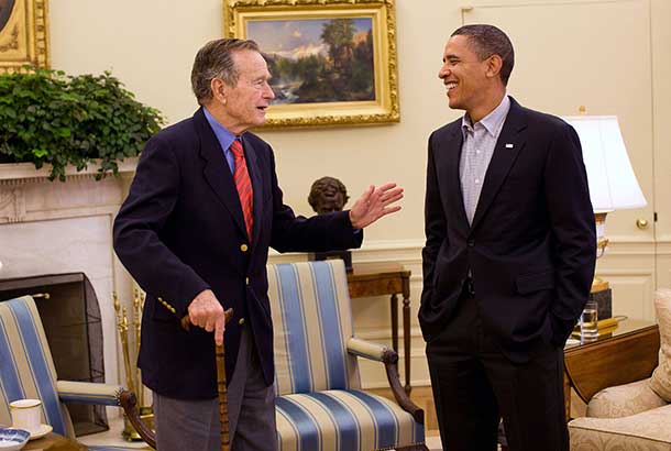 Bush meets President Barack Obama in the Oval Office, January 30, 2010 - White House (Pete Souza) /