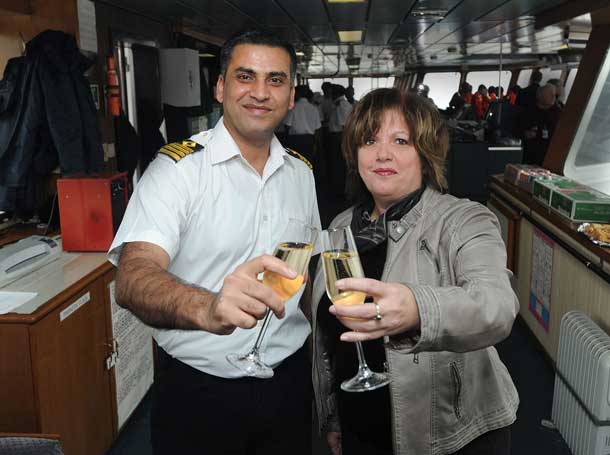 The Montreal Port Authority CEO, Mrs. Sylvie Vachon, congratulates Captain Anuj Kararia of the Valencia Express vessel who wins the 2015 Gold-Headed Cane - Photo - Port of Montreal